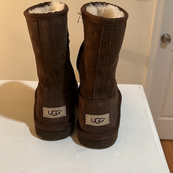 Kids size 1 UGGs boots - Picture 3 of 5